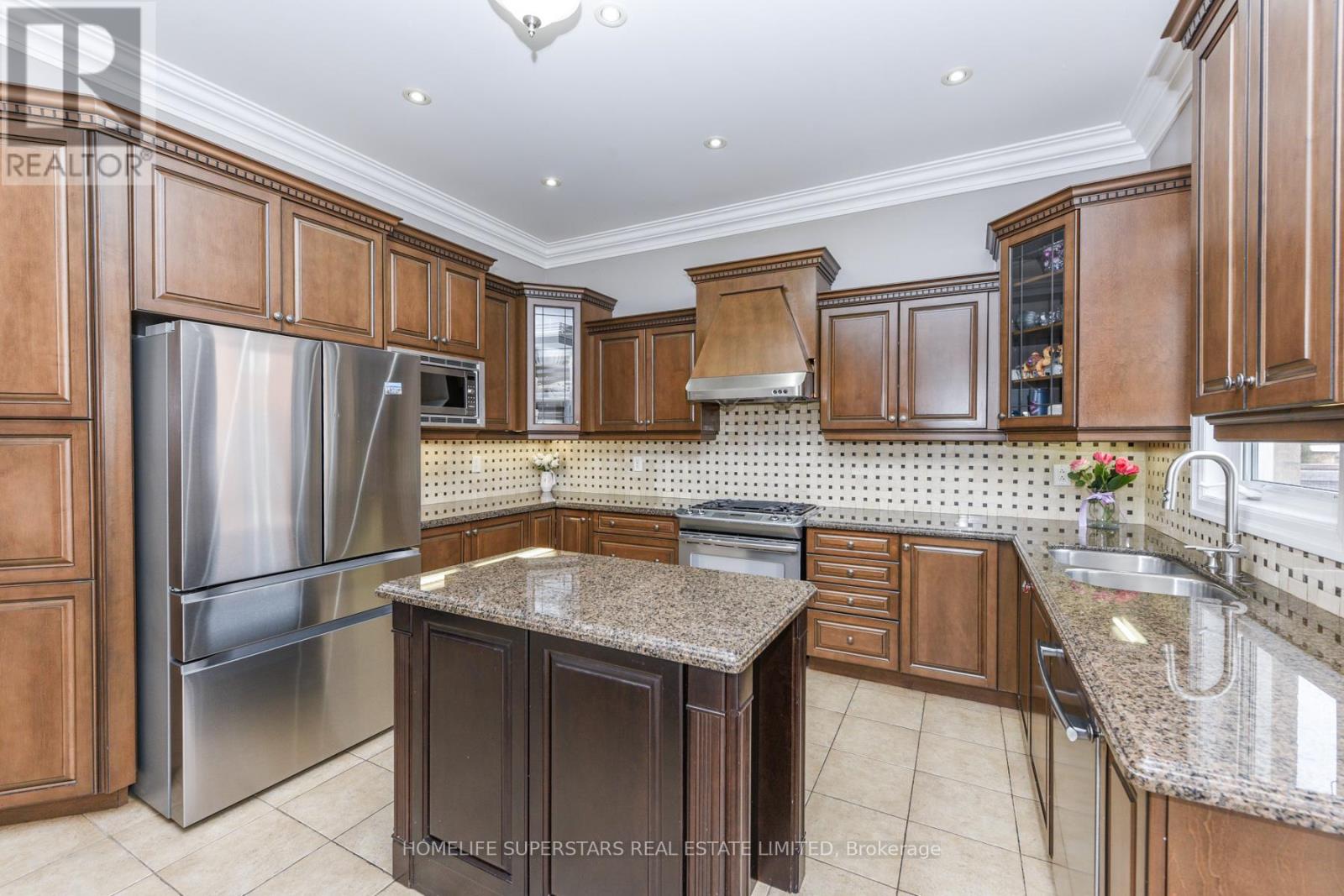 8 Bainsville Circle, Brampton, Ontario  L6P 3A5 - Photo 10 - W12788036