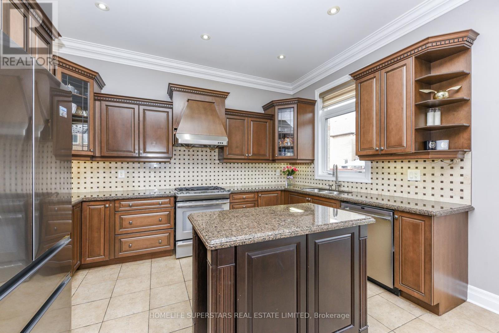 8 Bainsville Circle, Brampton, Ontario  L6P 3A5 - Photo 11 - W12788036