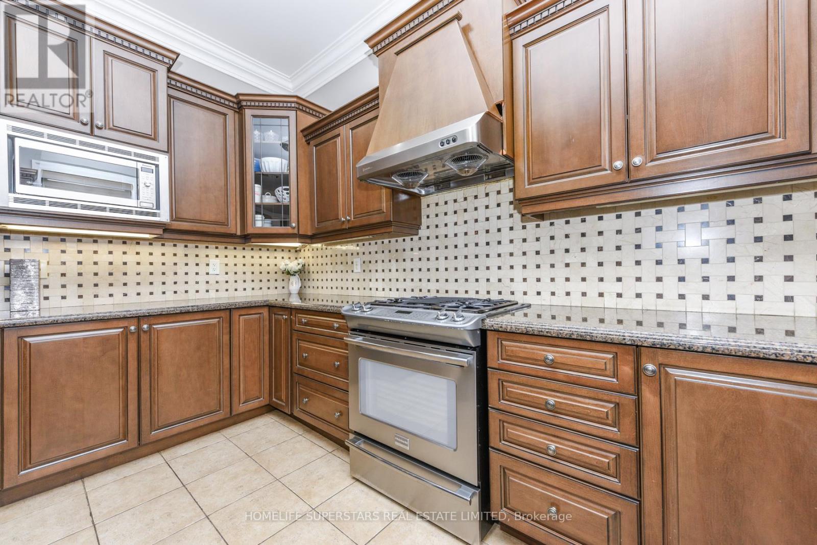 8 Bainsville Circle, Brampton, Ontario  L6P 3A5 - Photo 12 - W12788036