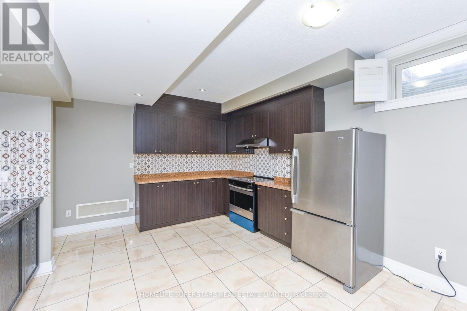 8 Bainsville Circle, Brampton, Ontario  L6P 3A5 - Photo 30 - W12788036