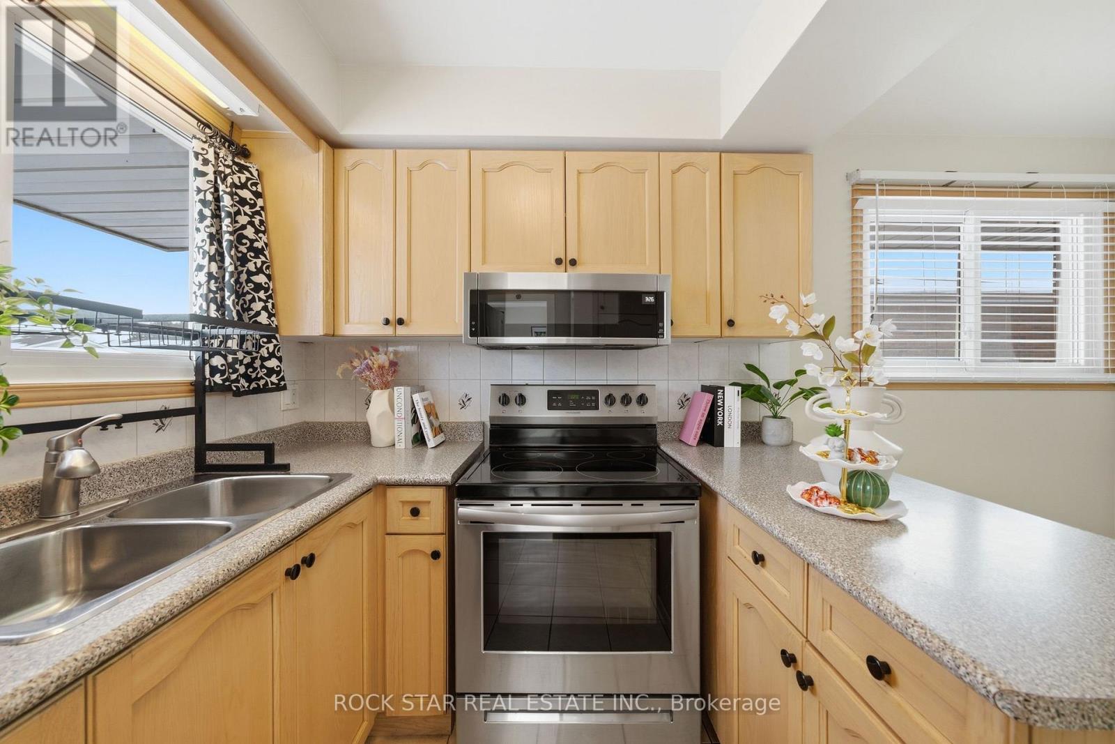 60 Champlain Avenue, Hamilton, Ontario  L8G 2H7 - Photo 5 - X12788052