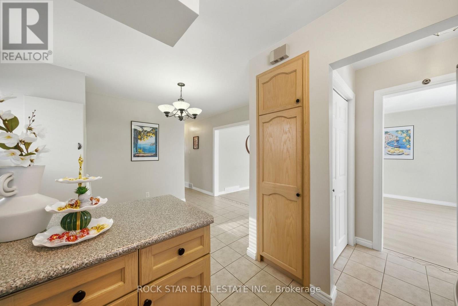 60 Champlain Avenue, Hamilton, Ontario  L8G 2H7 - Photo 7 - X12788052