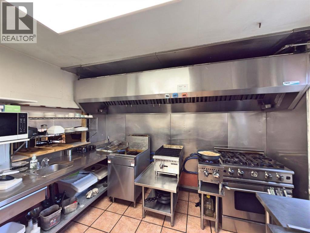 416 1 Street W, Cochrane, Alberta  T4C 1X8 - Photo 3 - A2286168