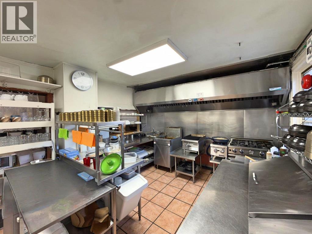 416 1 Street W, Cochrane, Alberta  T4C 1X8 - Photo 4 - A2286168