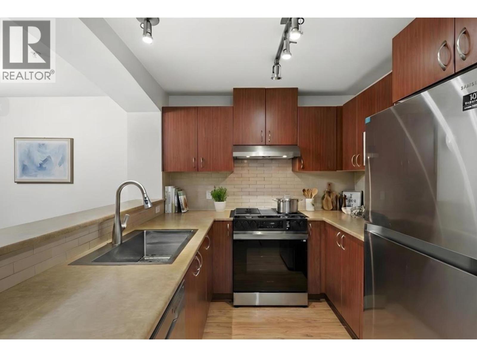 Listing Picture 5 of 19 : 303 9098 HALSTON COURT, Burnaby / 本拿比 - 魯藝地產 Yvonne Lu Group - MLS Medallion Club Member