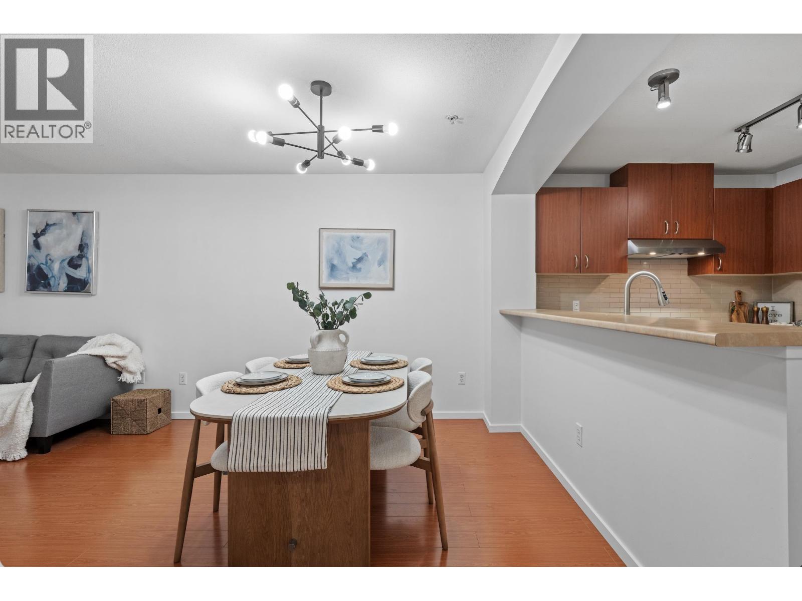 Listing Picture 4 of 19 : 303 9098 HALSTON COURT, Burnaby / 本拿比 - 魯藝地產 Yvonne Lu Group - MLS Medallion Club Member