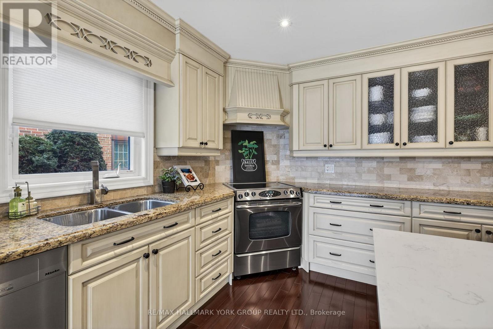 82 Fairway Drive, Aurora, Ontario  L4G 2H4 - Photo 18 - N12788184