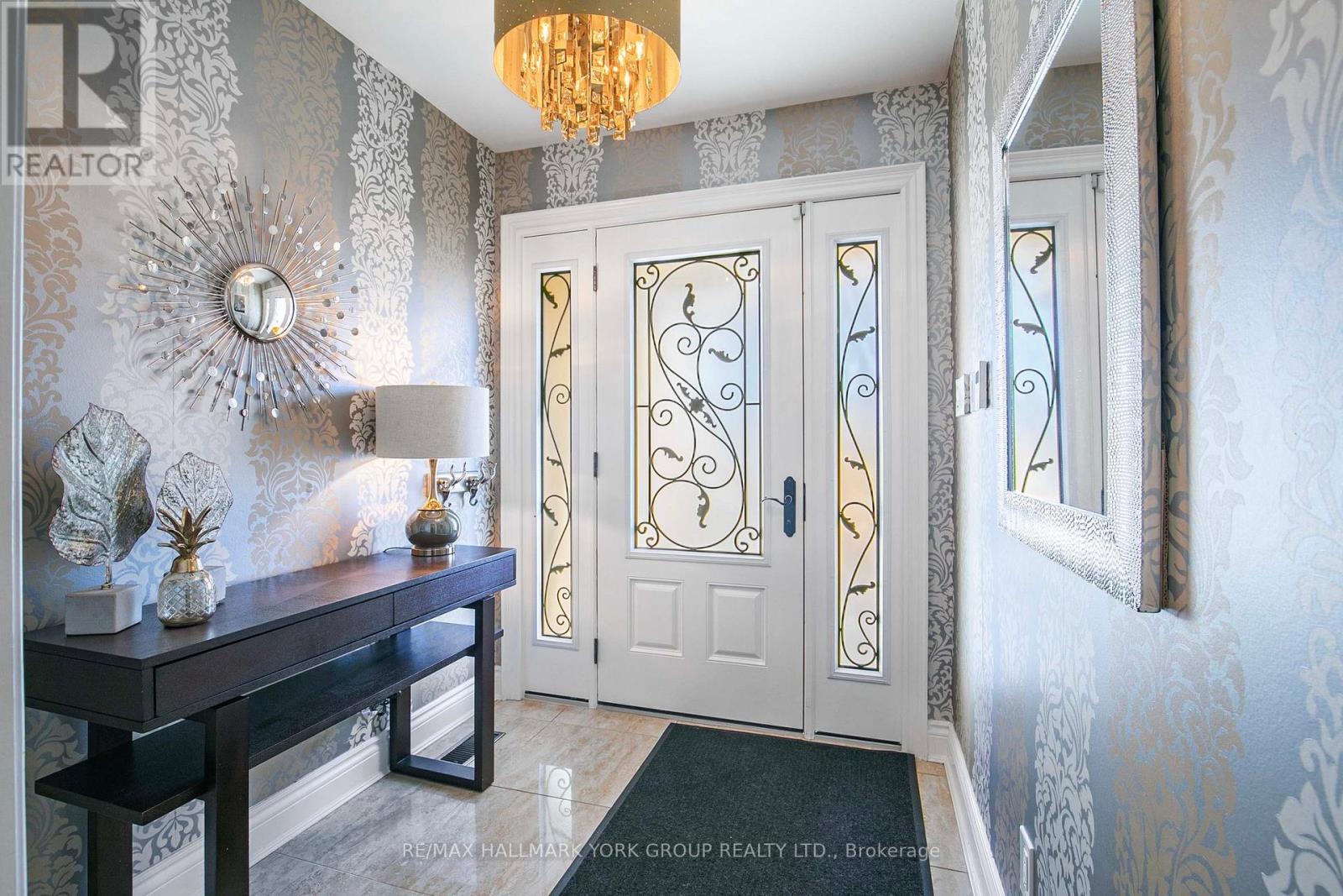 82 Fairway Drive, Aurora, Ontario  L4G 2H4 - Photo 4 - N12788184