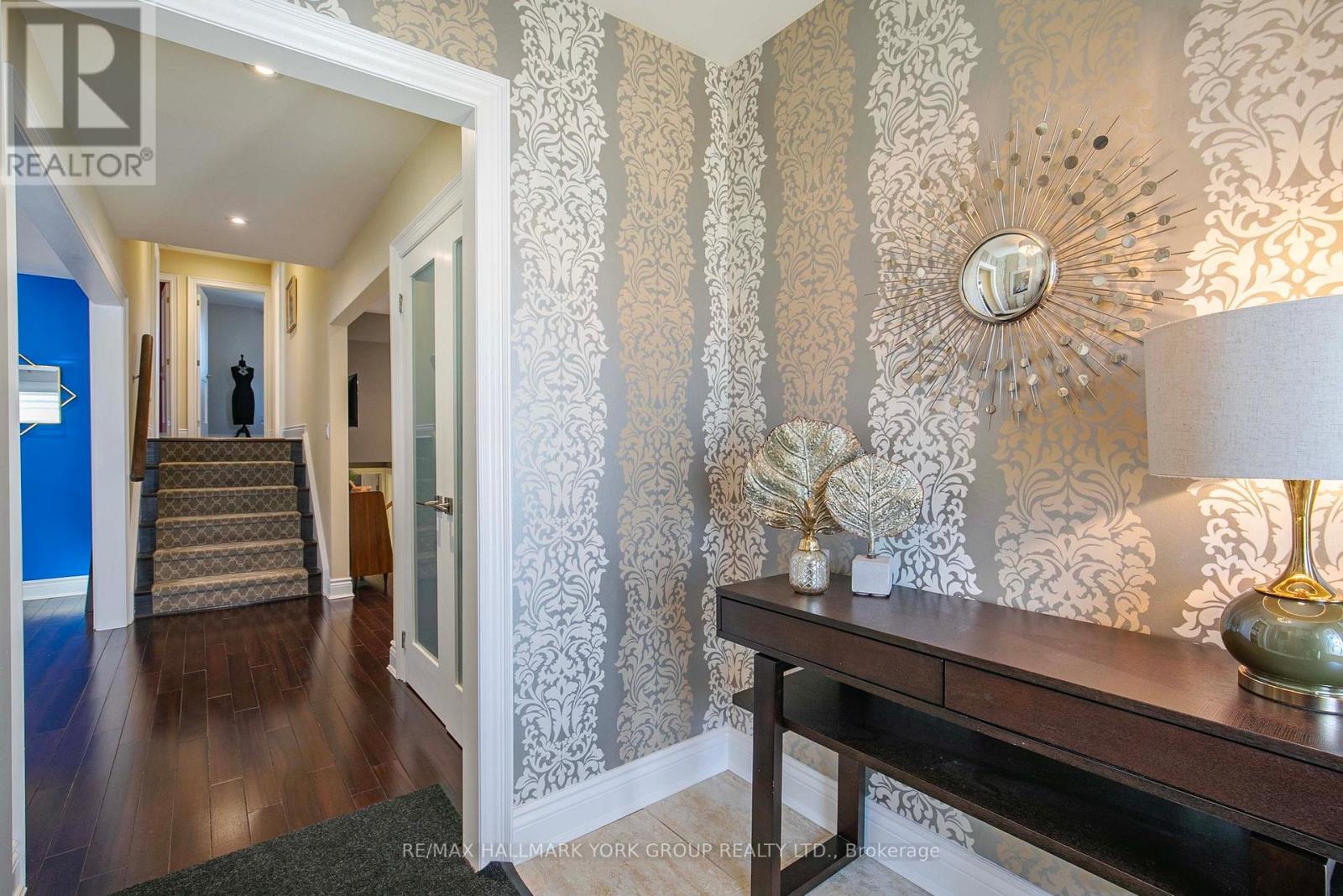 82 Fairway Drive, Aurora, Ontario  L4G 2H4 - Photo 5 - N12788184