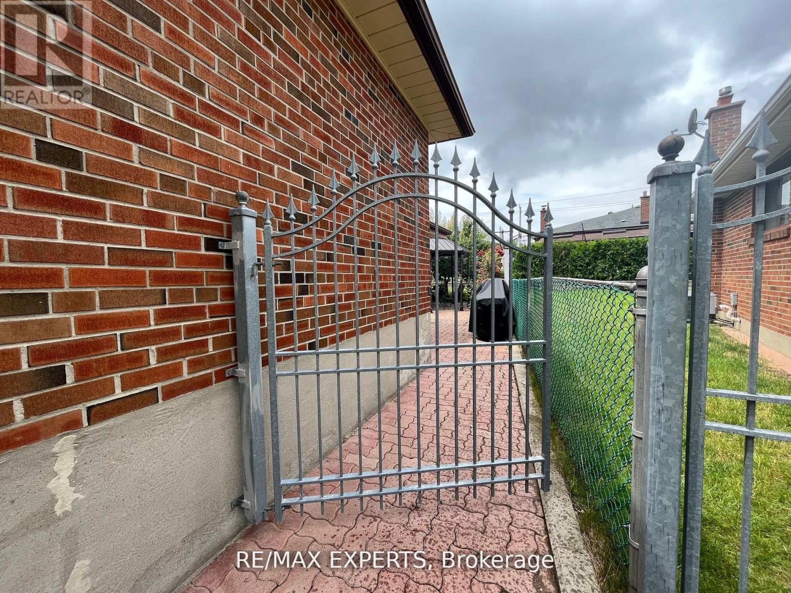 12 Blue Haven Crescent, Toronto, Ontario  M9M 1W5 - Photo 14 - W12788080