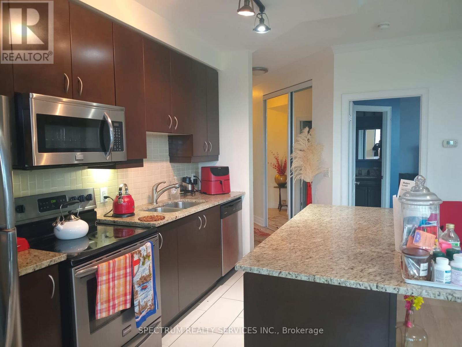 608 - 100 John Street, Brampton, Ontario  L6W 0A8 - Photo 10 - W12788134