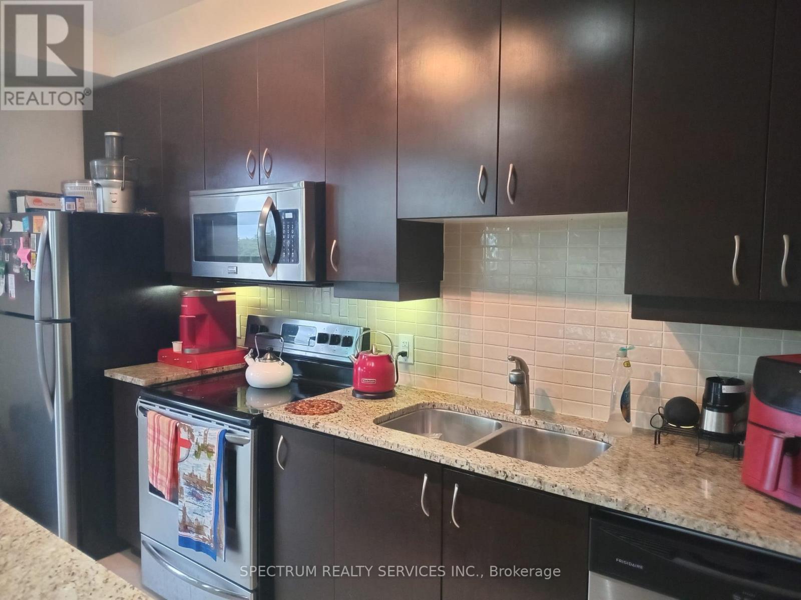 608 - 100 John Street, Brampton, Ontario  L6W 0A8 - Photo 7 - W12788134