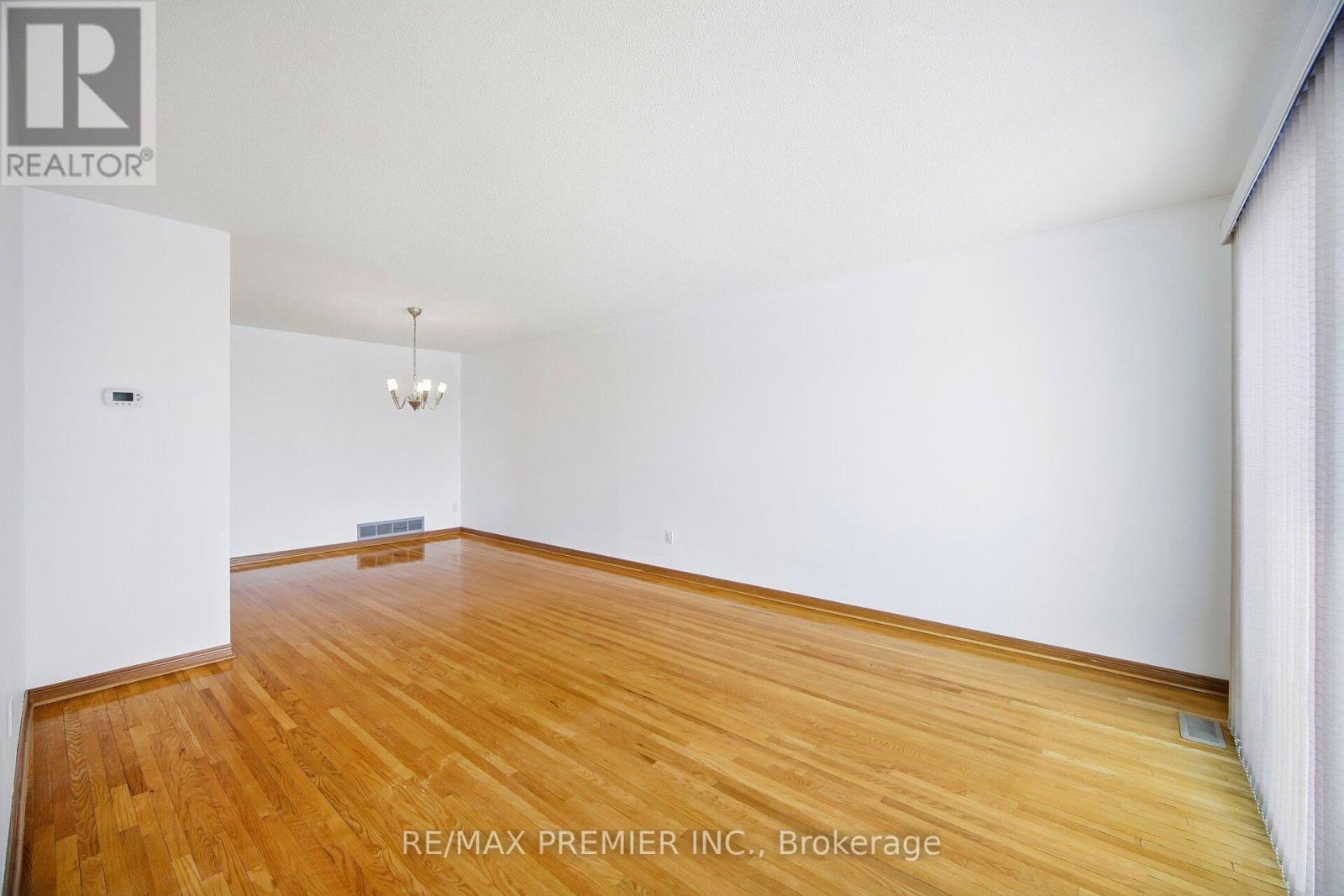 10 Sharpecroft Boulevard, Toronto, Ontario  M3J 3G1 - Photo 3 - W12788168