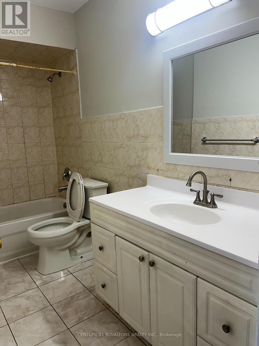 7242 Sills Road, Mississauga, Ontario  L4T 2K1 - Photo 13 - W12788186