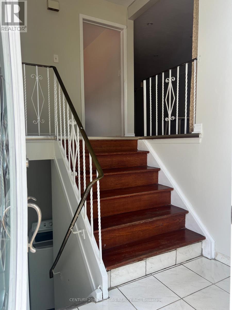 7242 Sills Road, Mississauga, Ontario  L4T 2K1 - Photo 3 - W12788186