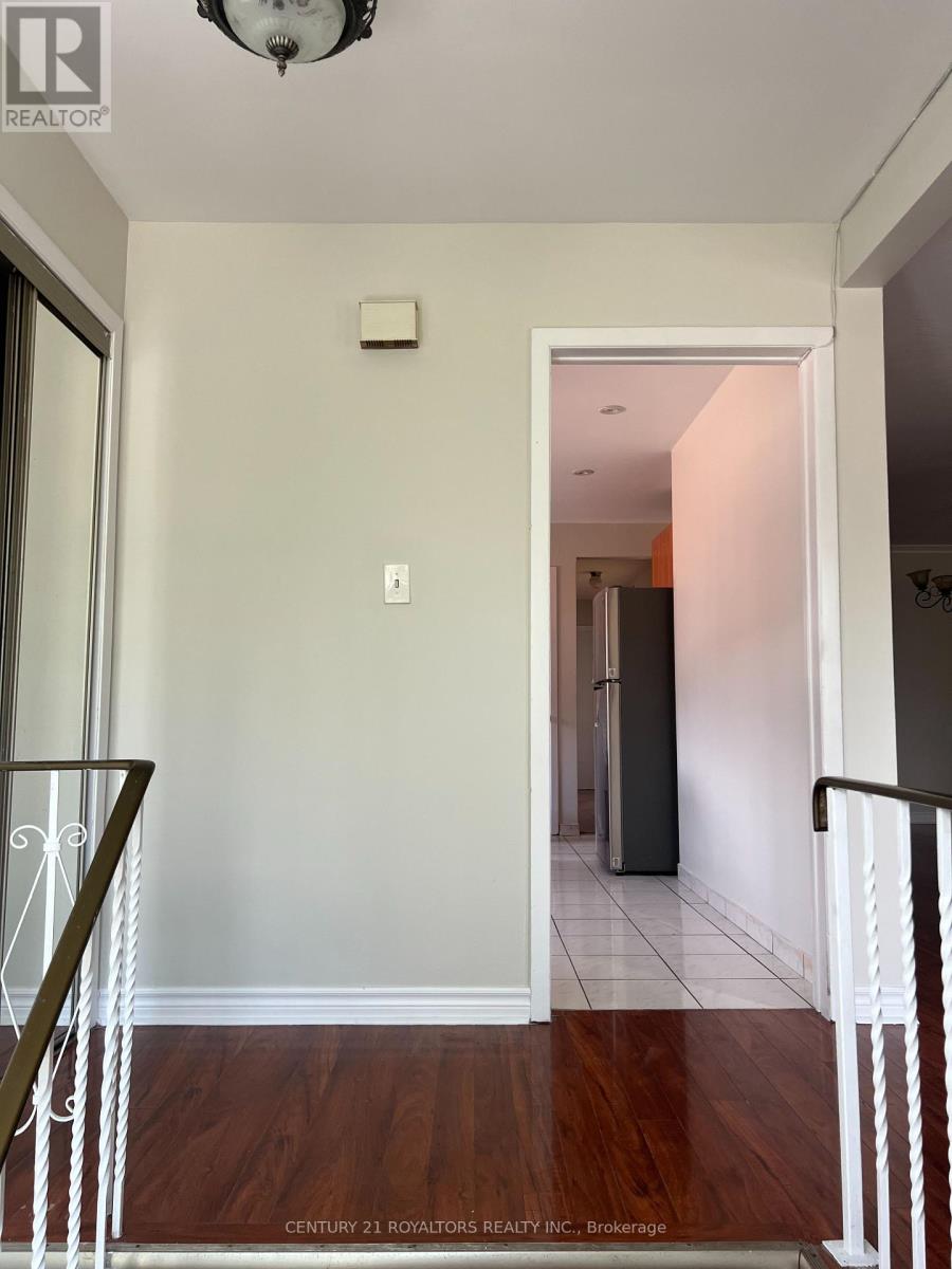 7242 Sills Road, Mississauga, Ontario  L4T 2K1 - Photo 4 - W12788186