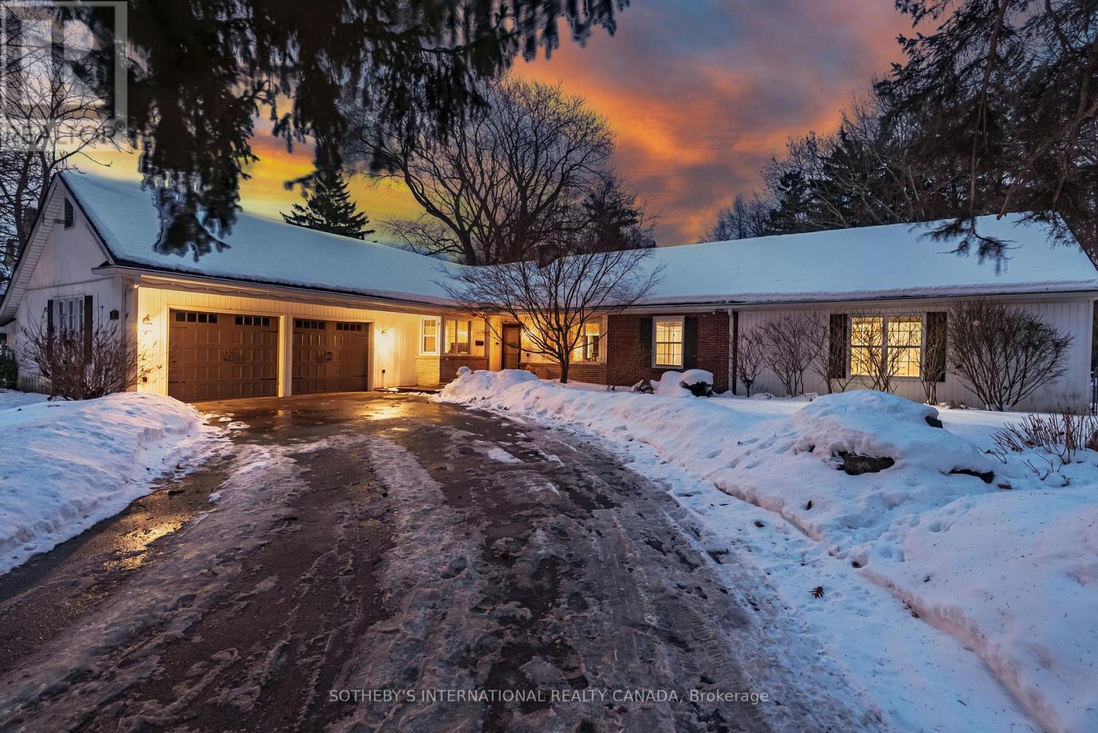 582 Cedar Avenue, Burlington, Ontario  L7T 2R2 - Photo 2 - W12788208