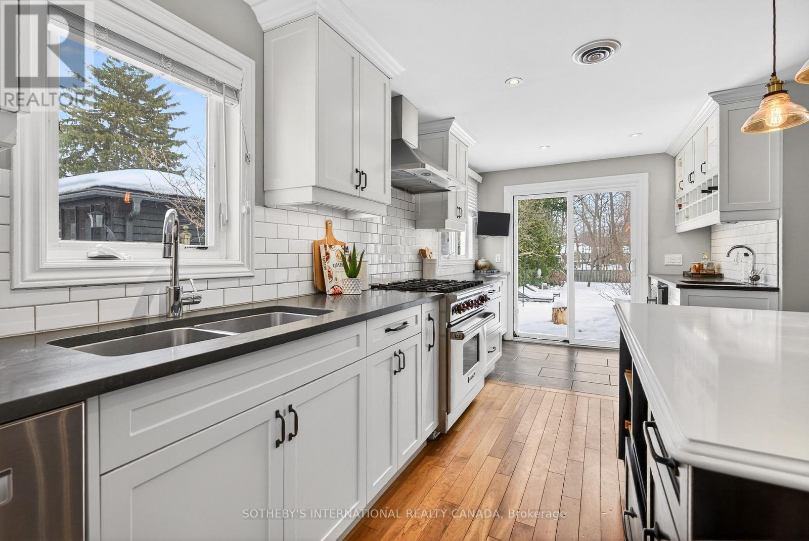 582 Cedar Avenue, Burlington, Ontario  L7T 2R2 - Photo 5 - W12788208