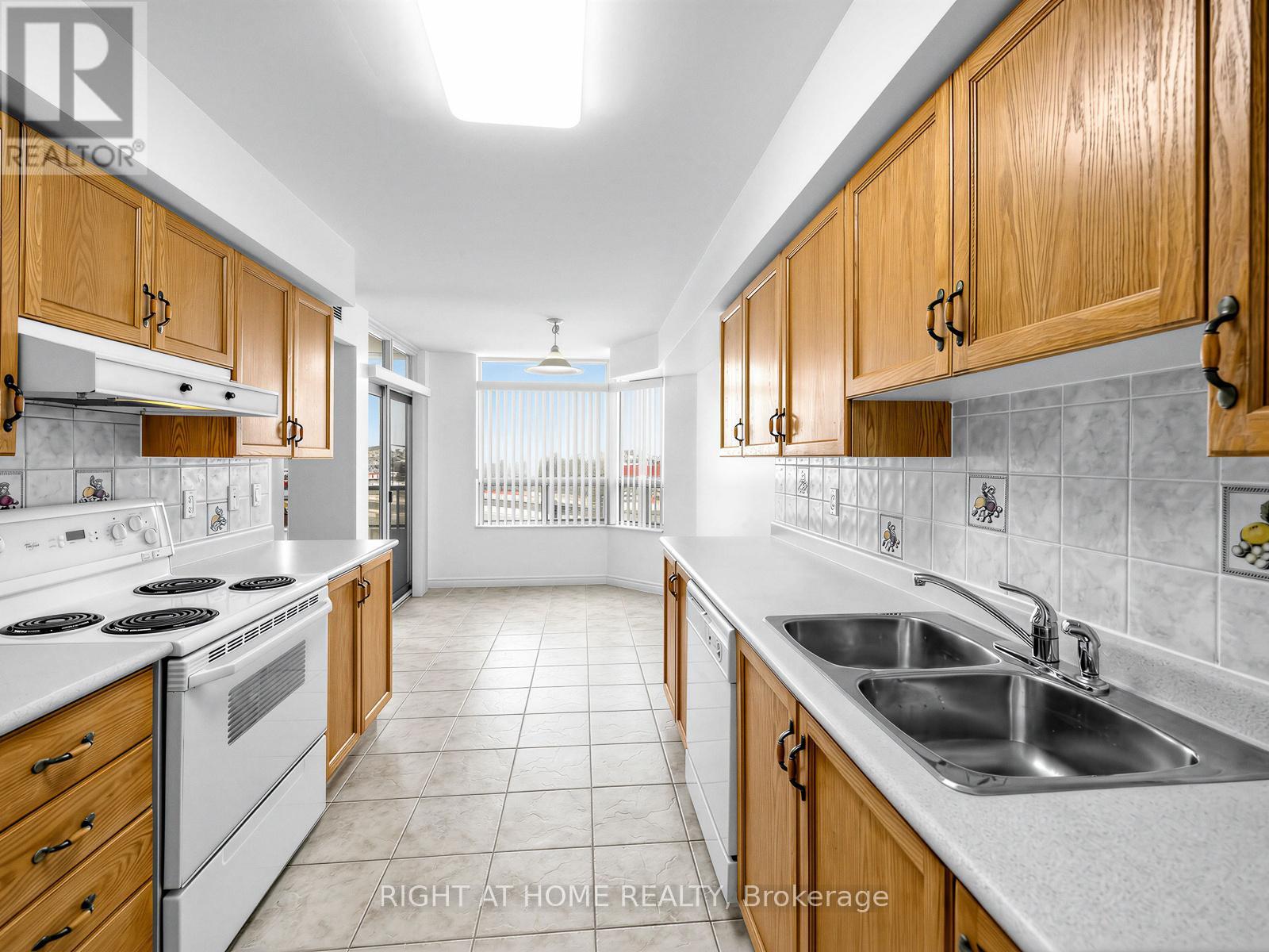 505 - 35 Kingsbridge Garden Circle, Mississauga, Ontario  L5R 3Z5 - Photo 12 - W12788238