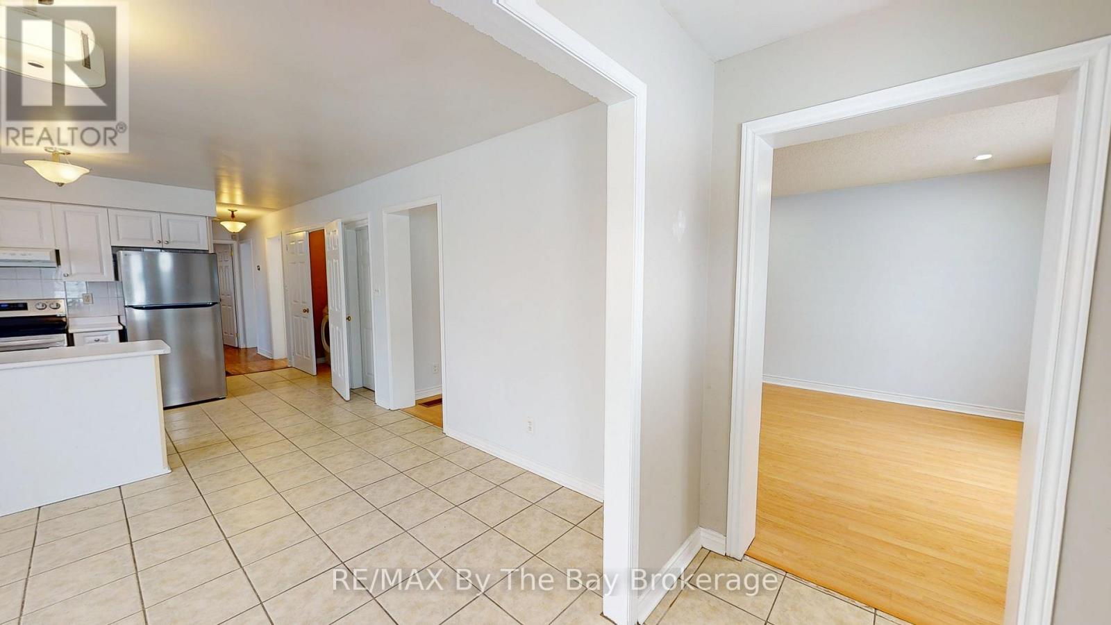 9 (Upper) Myrtle Lynn Place, Wasaga Beach, Ontario  L9Z 1E2 - Photo 3 - S12611950