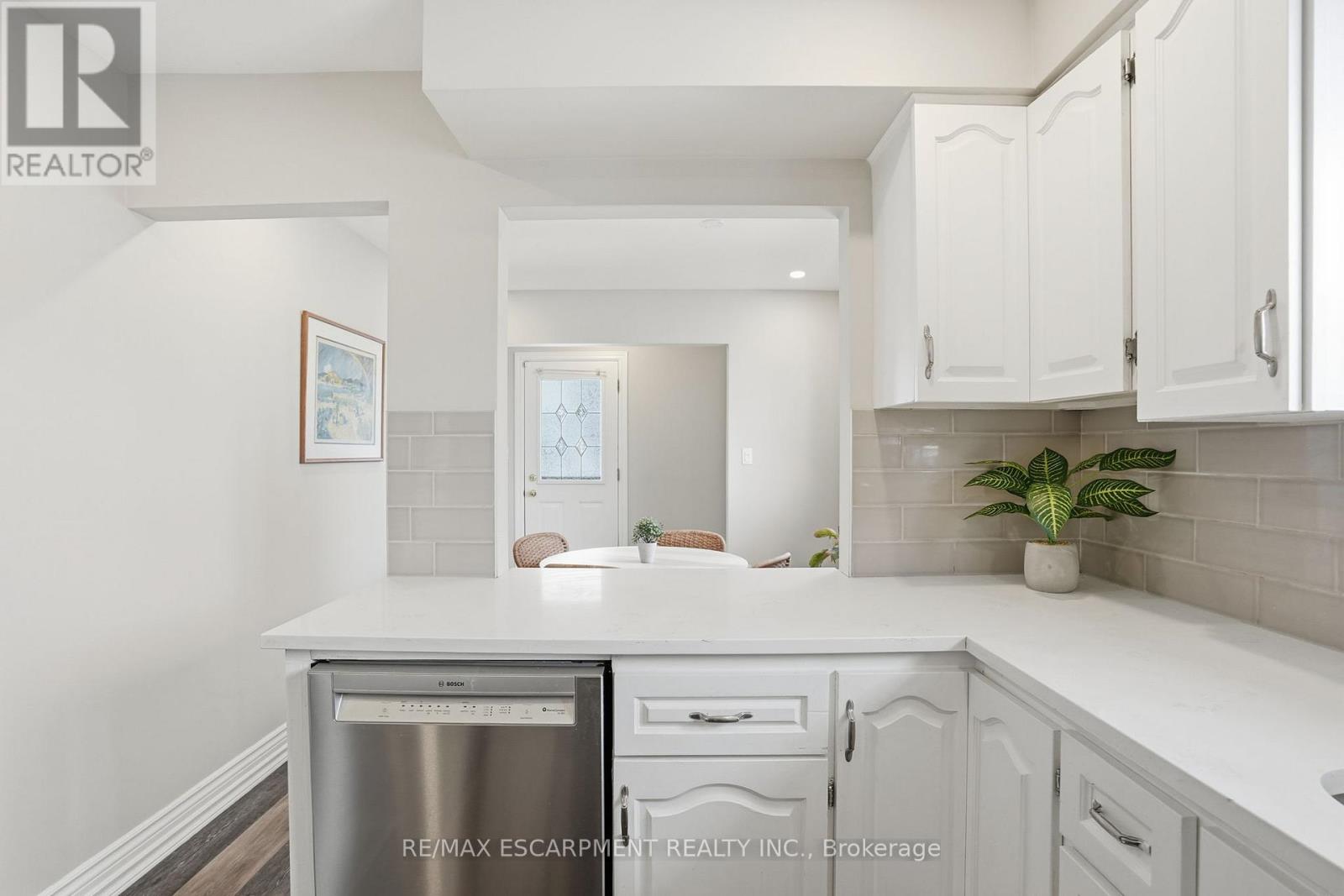 201 Manning Avenue, Hamilton, Ontario  L9A 3G3 - Photo 8 - X12788108