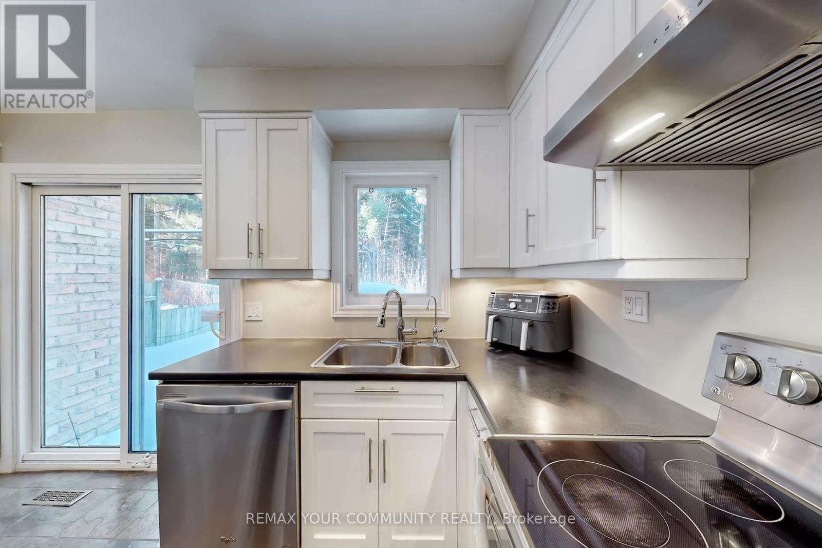 94 Rawling Crescent, Brampton, Ontario  L6Z 1N8 - Photo 11 - W12785568