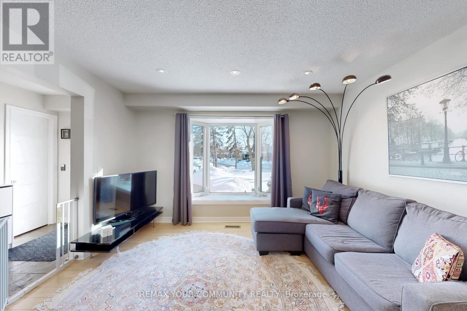 94 Rawling Crescent, Brampton, Ontario  L6Z 1N8 - Photo 3 - W12785568