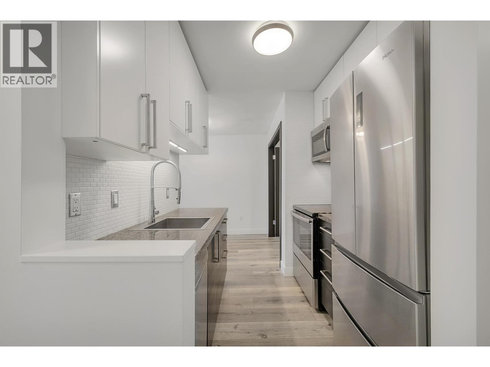 302 170 E 3rd Street, North Vancouver, British Columbia  V7L 1E6 - Photo 2 - R3089838