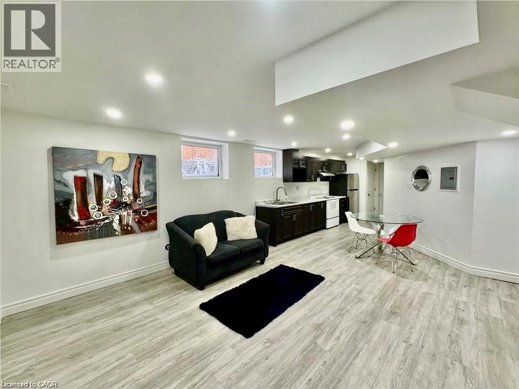 916 Magdalena Court Unit# B, Kitchener, Ontario  N2E 0B3 - Photo 2 - 40804728