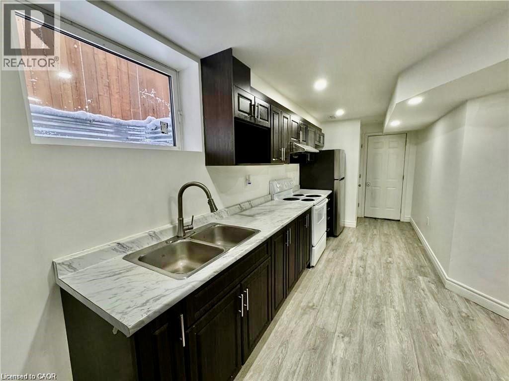 916 Magdalena Court Unit# B, Kitchener, Ontario  N2E 0B3 - Photo 4 - 40804728