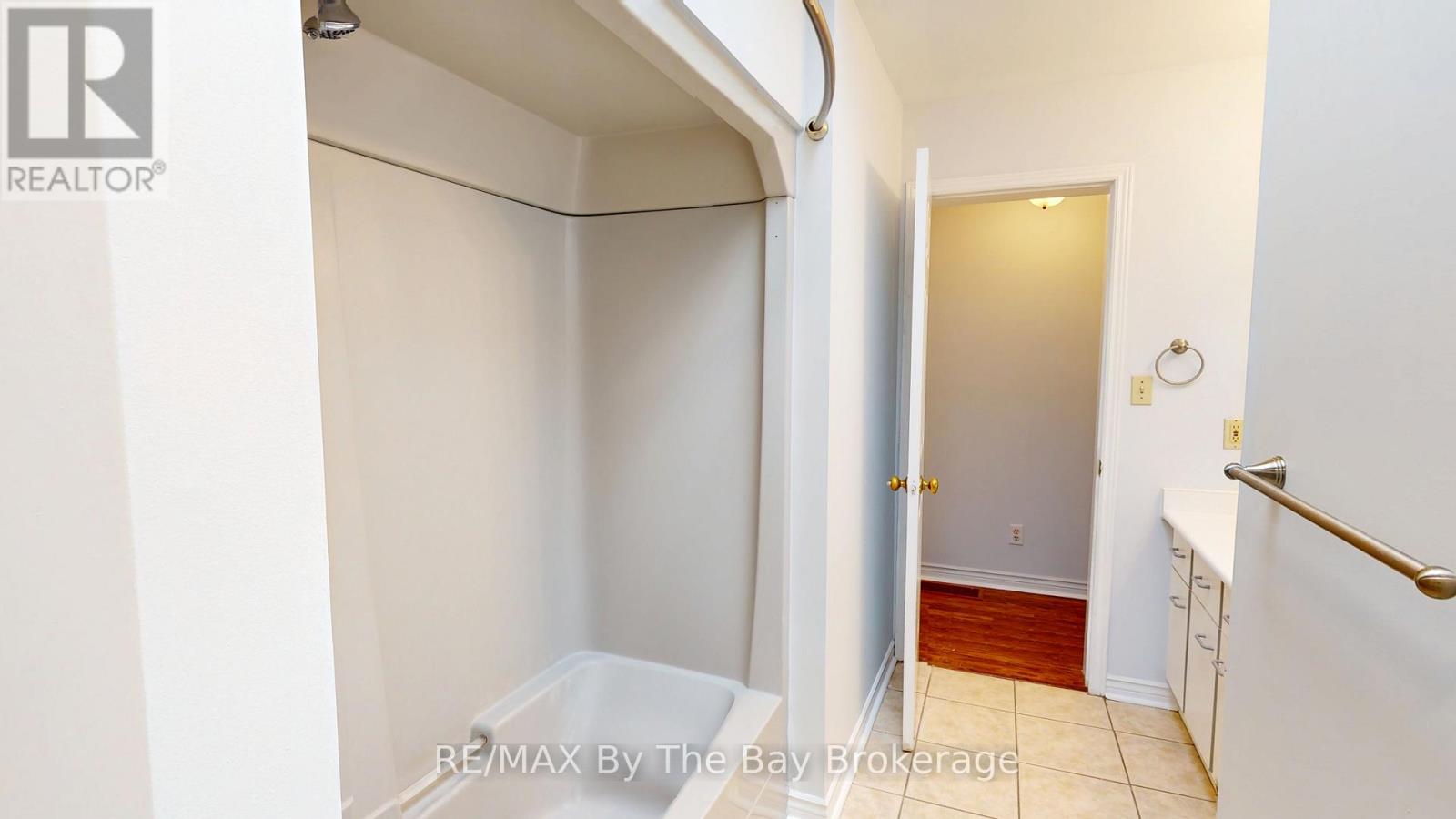 9 (Upper) Myrtle Lynn Place, Wasaga Beach, Ontario  L9Z 1E2 - Photo 22 - S12611950