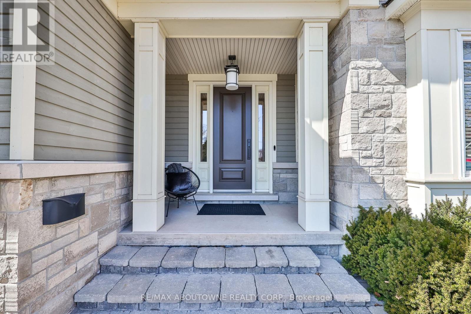 283 Jennings Crescent, Oakville, Ontario  L6L 1W3 - Photo 2 - W12788288