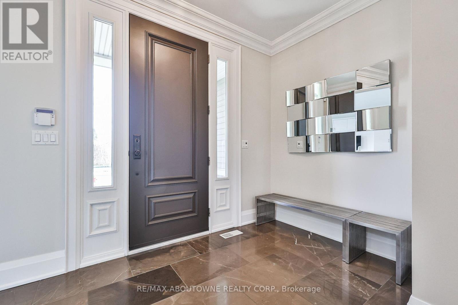 283 Jennings Crescent, Oakville, Ontario  L6L 1W3 - Photo 3 - W12788288