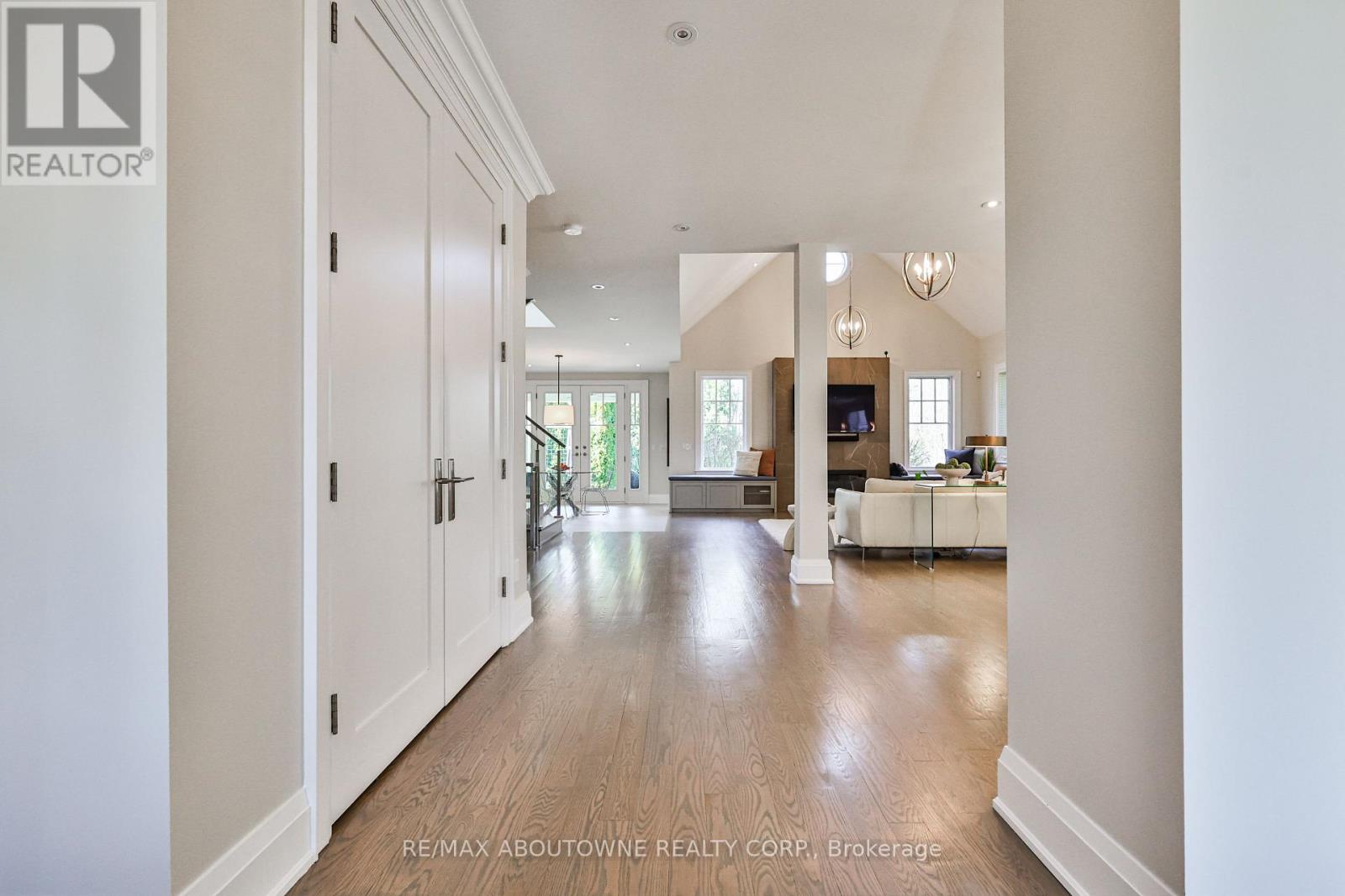 283 Jennings Crescent, Oakville, Ontario  L6L 1W3 - Photo 4 - W12788288