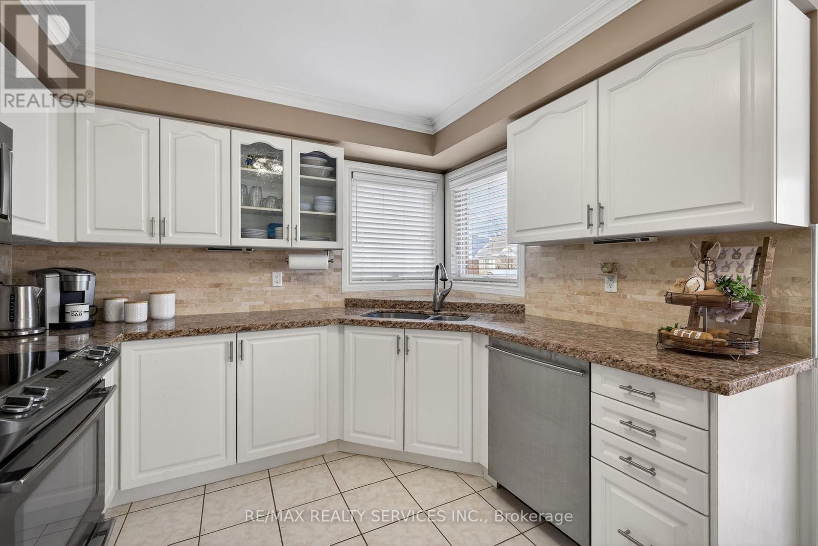 64 Gardenia Way, Caledon, Ontario  L7C 1A8 - Photo 10 - W12788310