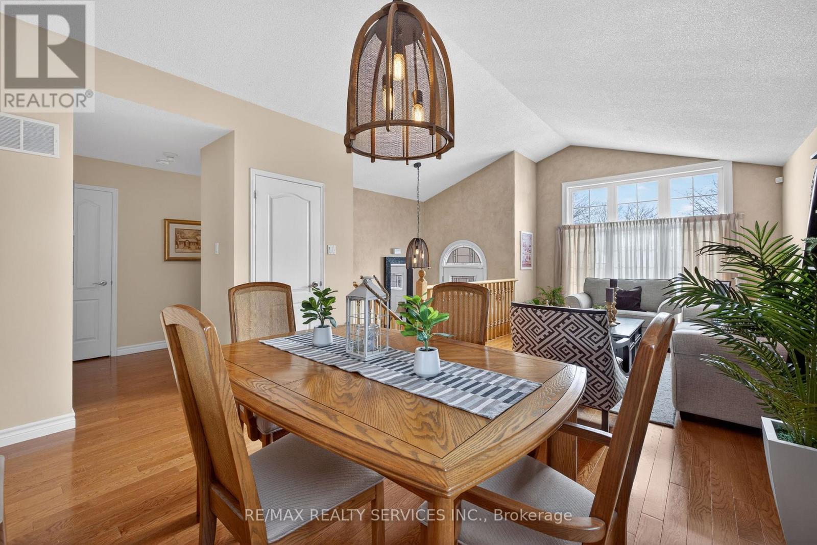 64 Gardenia Way, Caledon, Ontario  L7C 1A8 - Photo 9 - W12788310