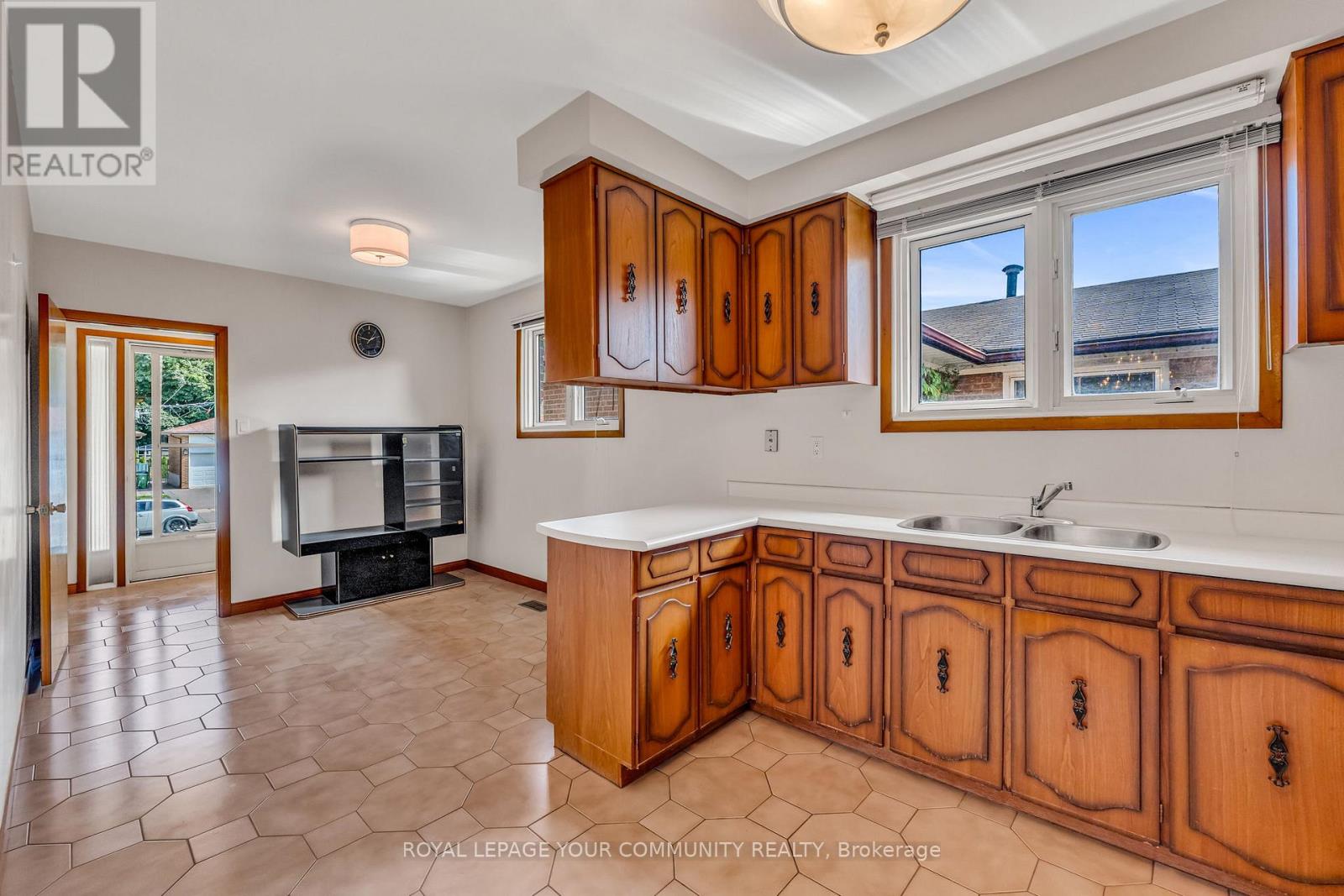 6 Hentob Court, Toronto, Ontario  M9V 2X1 - Photo 12 - W12400001