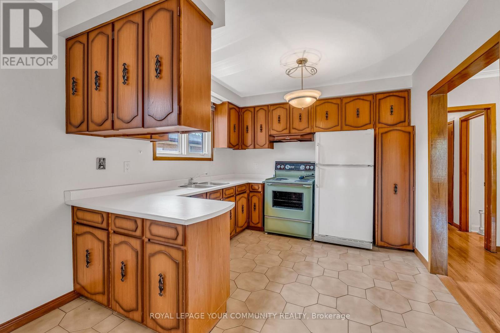 6 Hentob Court, Toronto, Ontario  M9V 2X1 - Photo 10 - W12400001