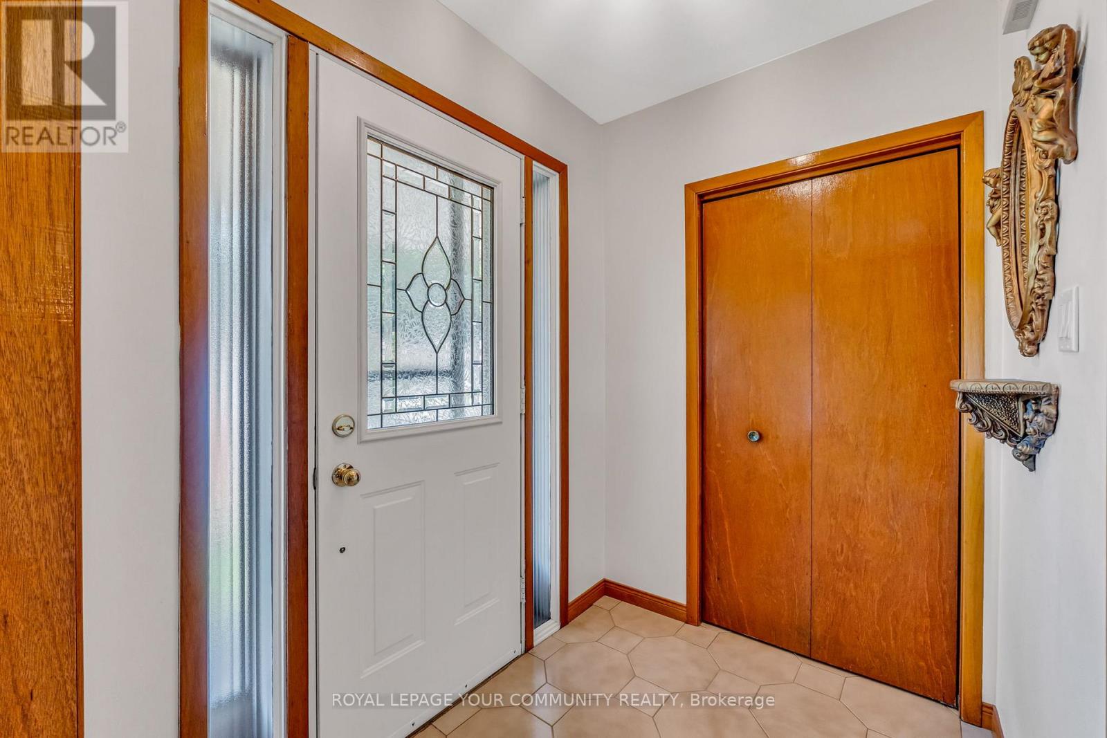 6 Hentob Court, Toronto, Ontario  M9V 2X1 - Photo 9 - W12400001