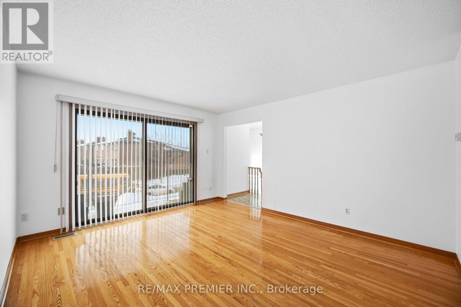 10 Sharpecroft Boulevard, Toronto, Ontario  M3J 3G1 - Photo 4 - W12788168