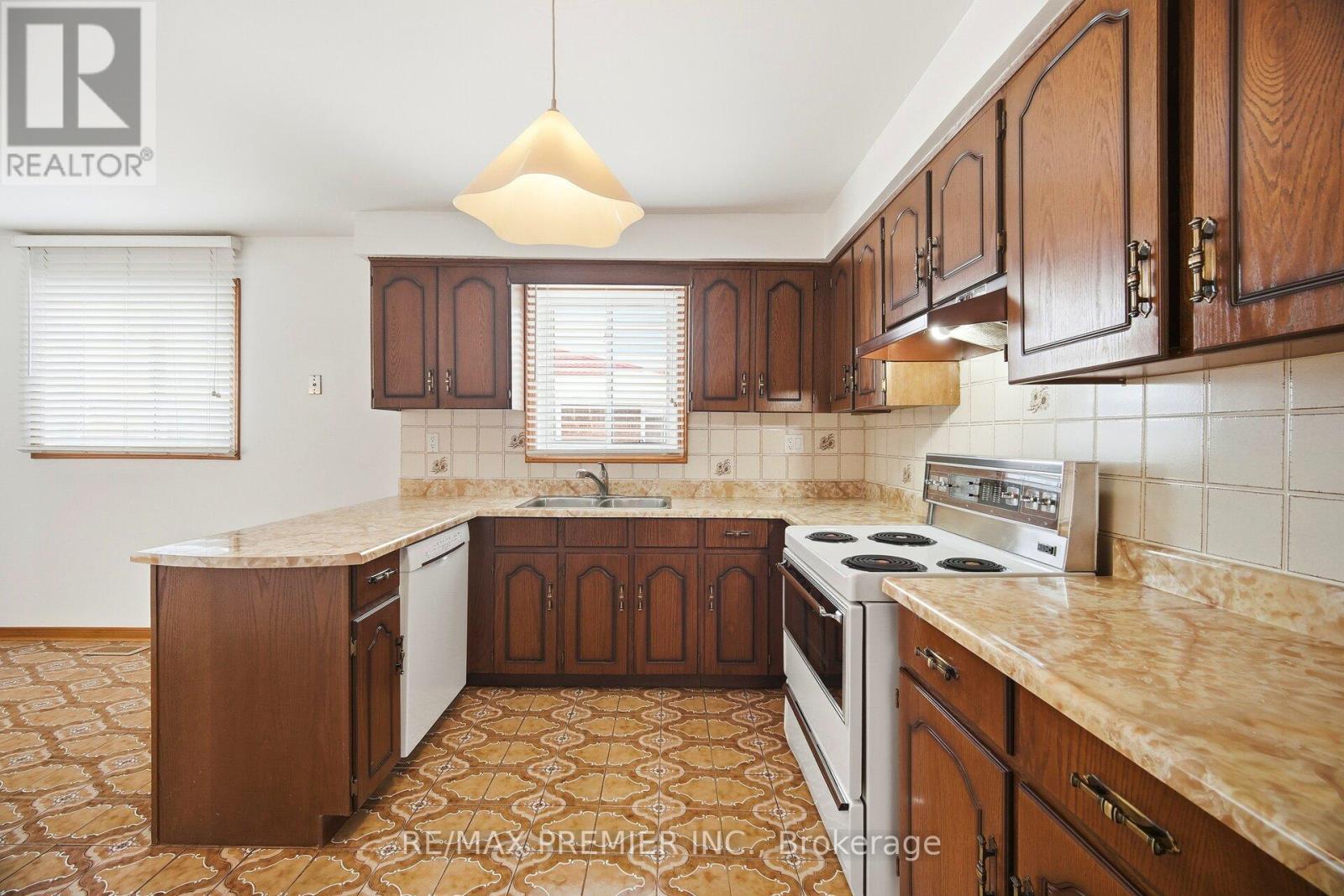 10 Sharpecroft Boulevard, Toronto, Ontario  M3J 3G1 - Photo 8 - W12788168