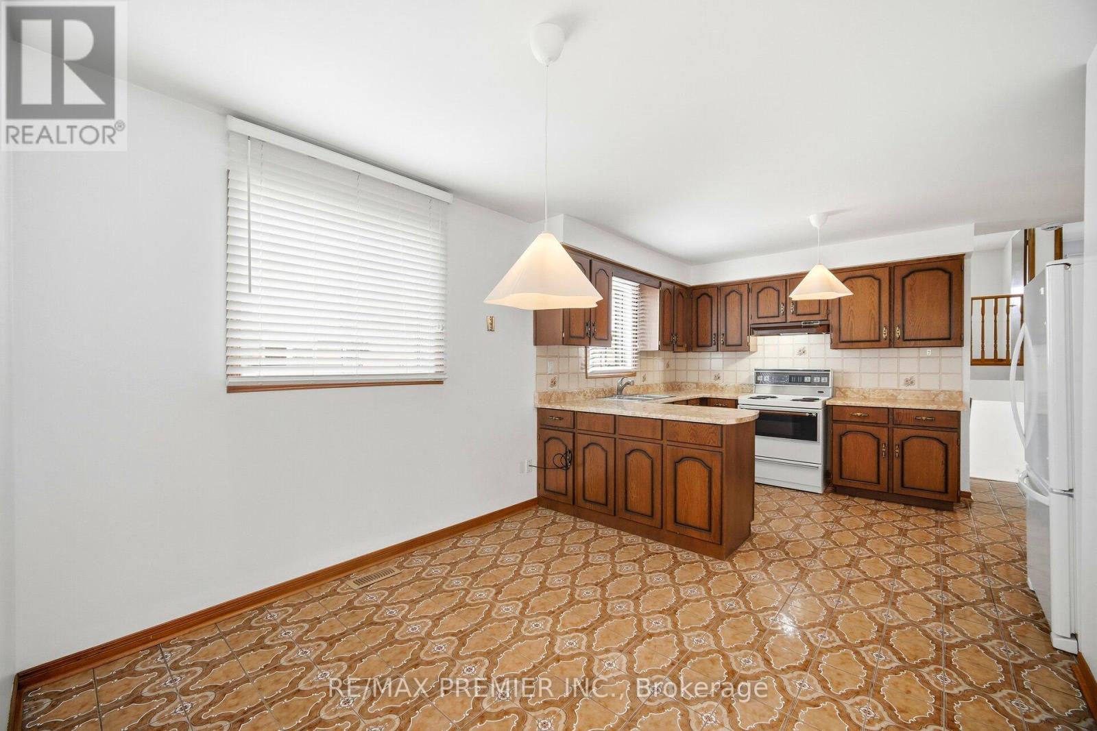 10 Sharpecroft Boulevard, Toronto, Ontario  M3J 3G1 - Photo 7 - W12788168