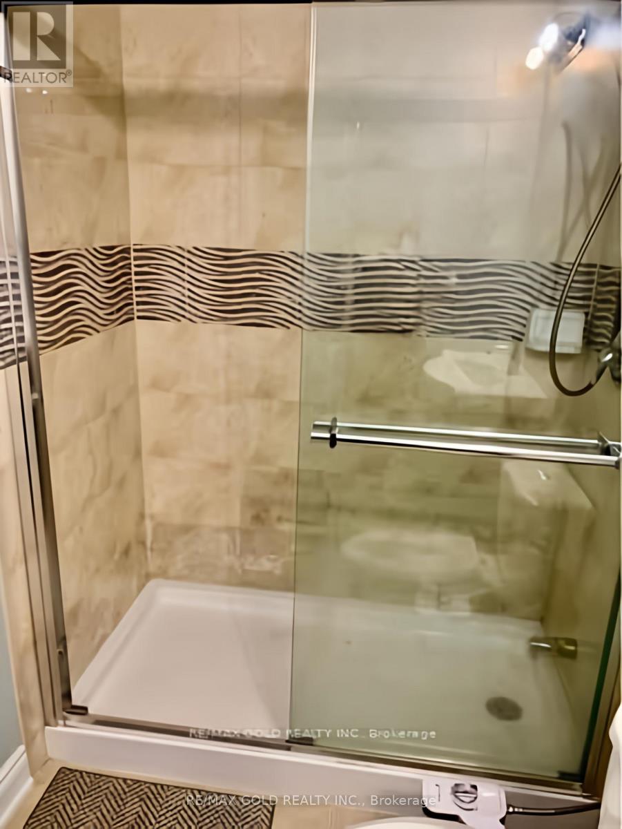 5 Lockport Crescent, Brampton, Ontario  L6P 3X8 - Photo 3 - W12772610