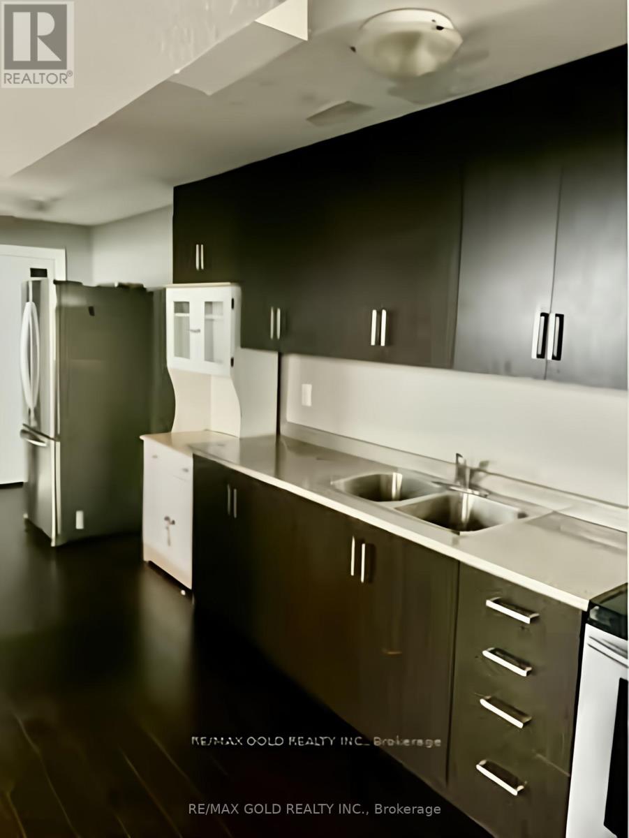 5 Lockport Crescent, Brampton, Ontario  L6P 3X8 - Photo 2 - W12772610