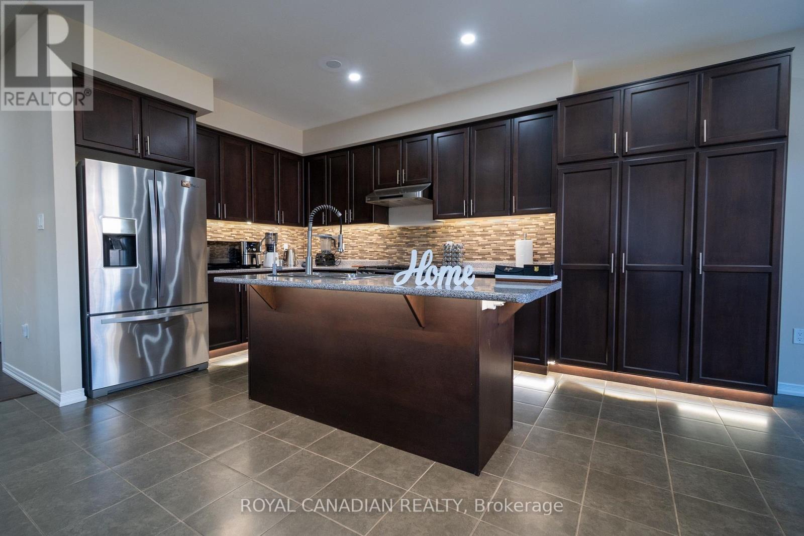 213 Richardson Crescent, Bradford West Gwillimbury, Ontario  L3Z 0R5 - Photo 9 - N12788424