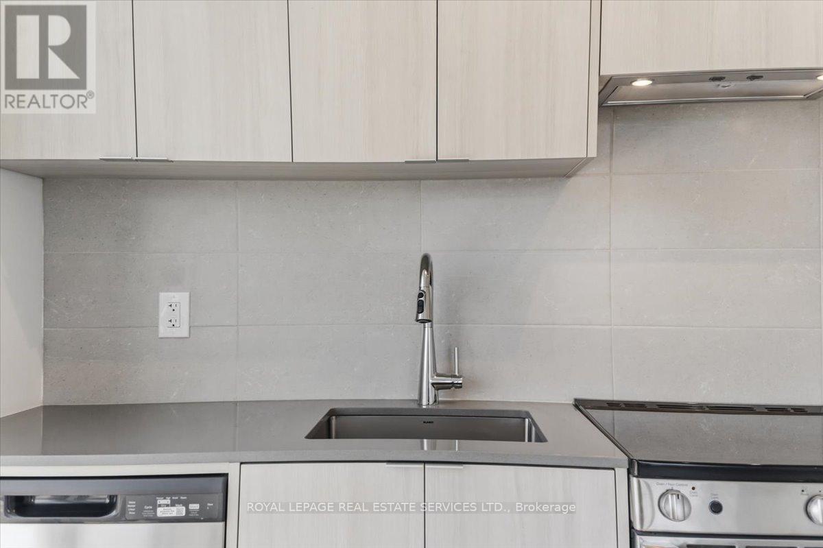 303 - 2088 James Street, Burlington, Ontario  L7R 0H2 - Photo 14 - W12788368