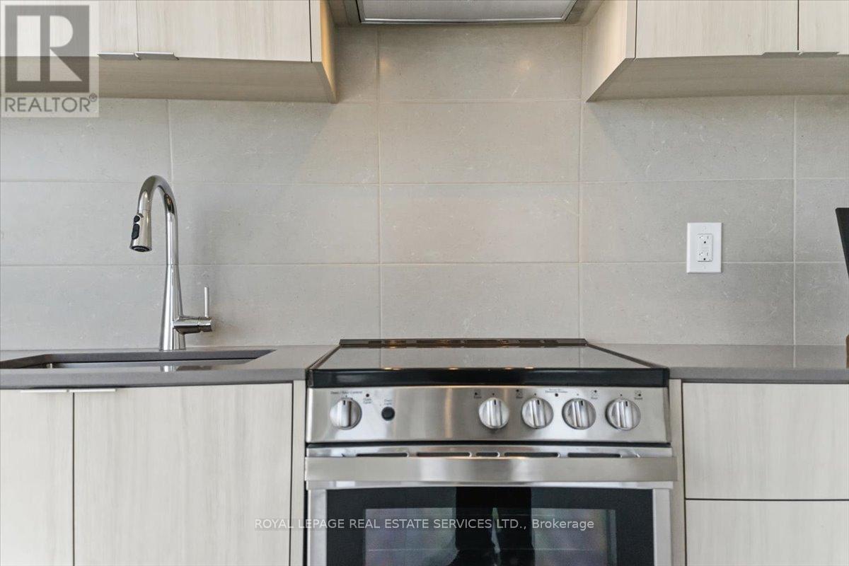 303 - 2088 James Street, Burlington, Ontario  L7R 0H2 - Photo 15 - W12788368