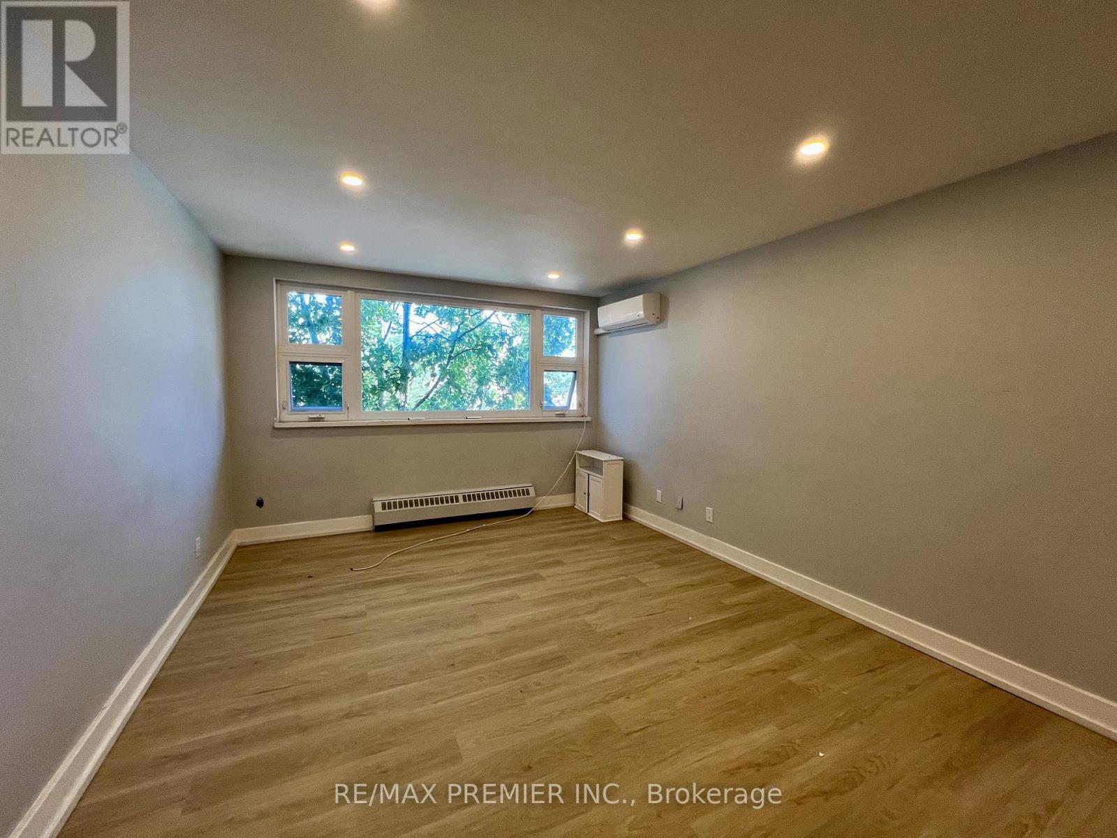 302 - 3046 Jaguar Valley Drive, Mississauga, Ontario  L5A 2J3 - Photo 3 - W12788414