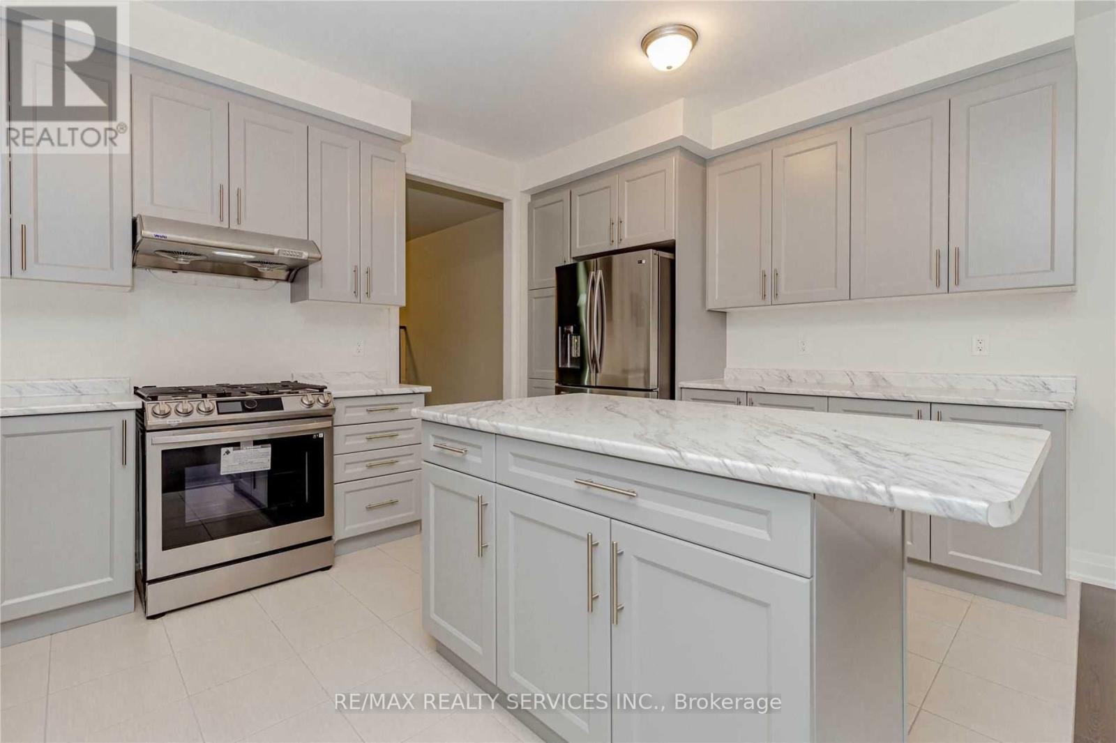 29 Summerbeam Way, Brampton, Ontario  L6Y 0E3 - Photo 4 - W12788472