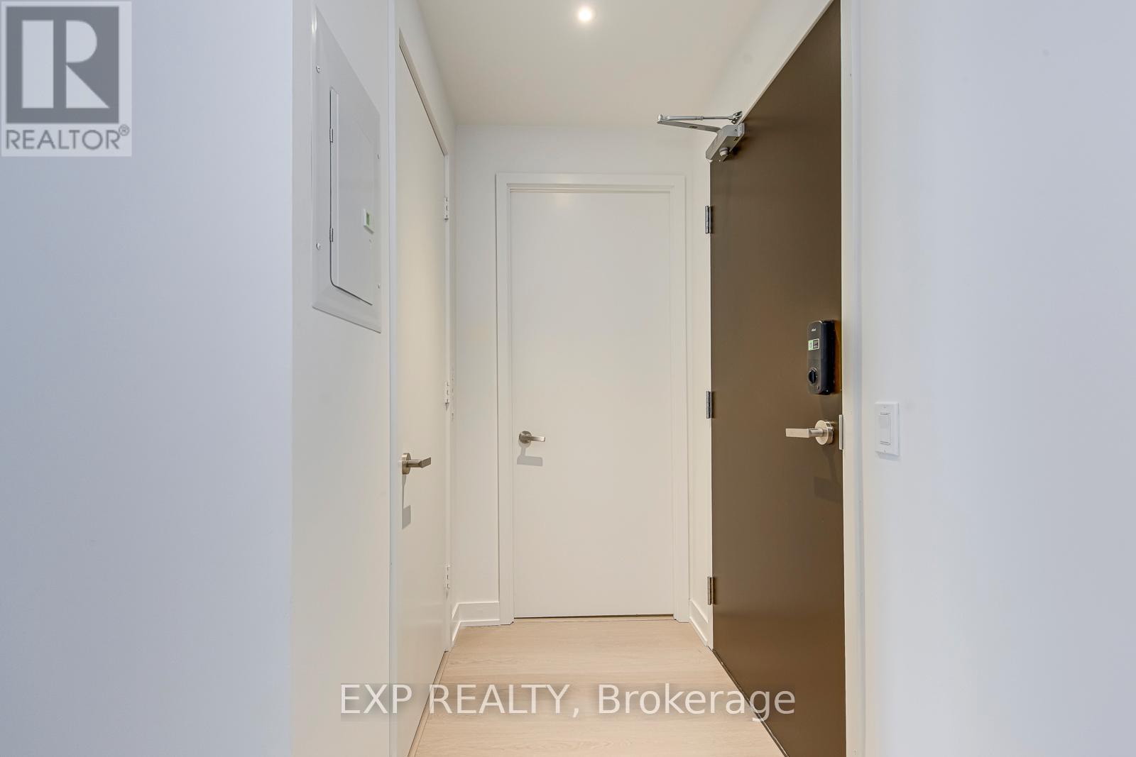 509 - 448 Burnhamthorpe Road W, Mississauga, Ontario  L5B 0R4 - Photo 4 - W12788504